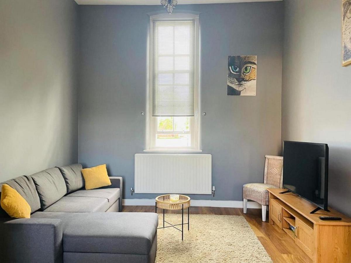 2 Bed Self Contained Apartment レクサム エクステリア 写真