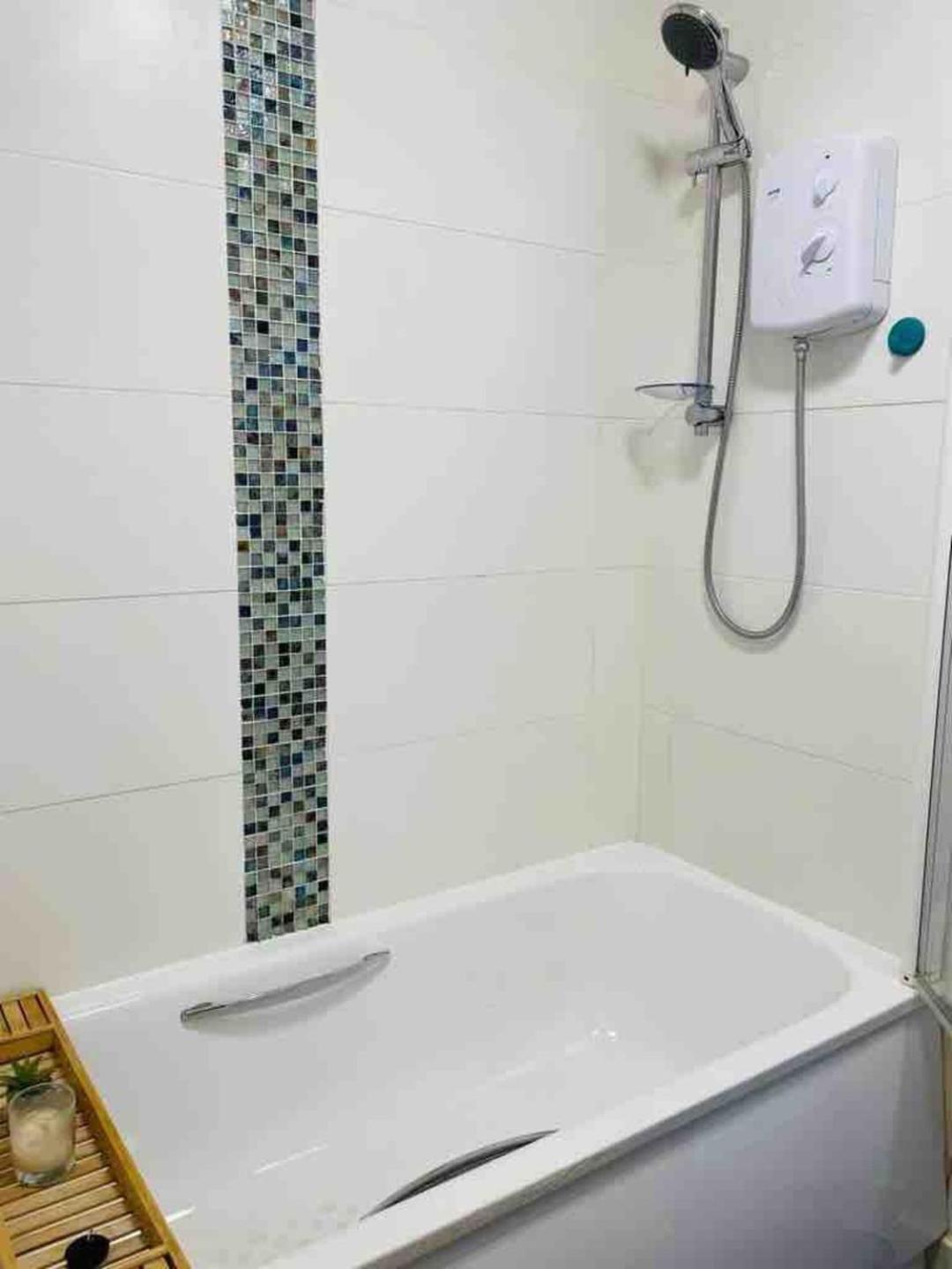 2 Bed Self Contained Apartment レクサム エクステリア 写真