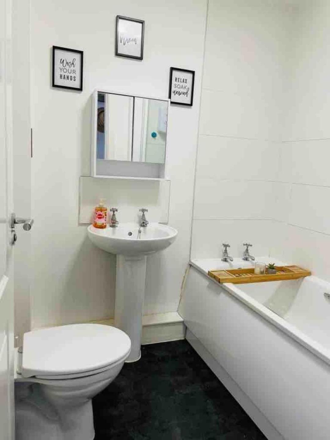 2 Bed Self Contained Apartment レクサム エクステリア 写真