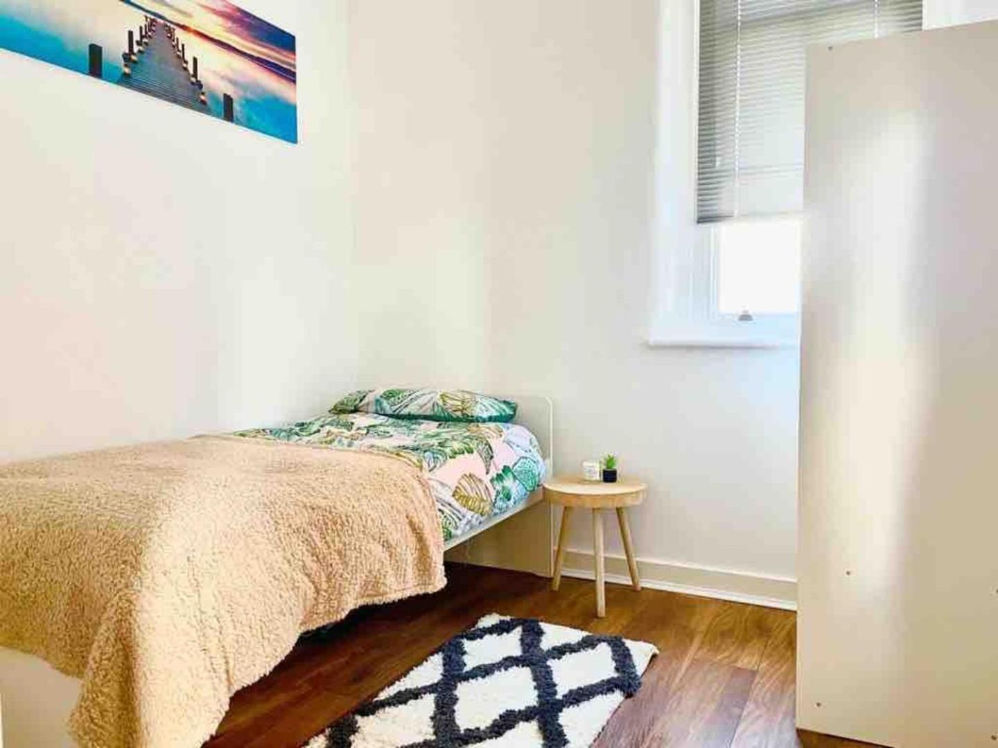 2 Bed Self Contained Apartment レクサム エクステリア 写真