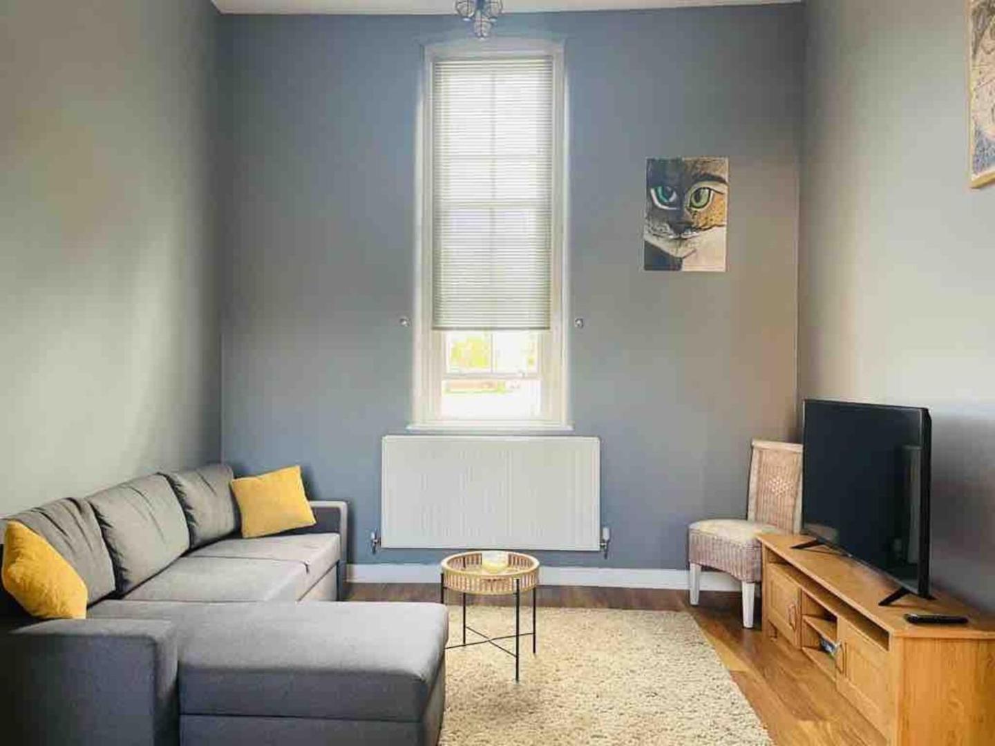 2 Bed Self Contained Apartment レクサム エクステリア 写真