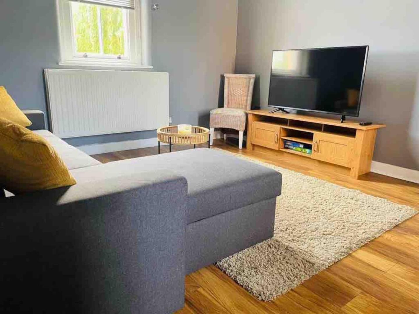 2 Bed Self Contained Apartment レクサム エクステリア 写真