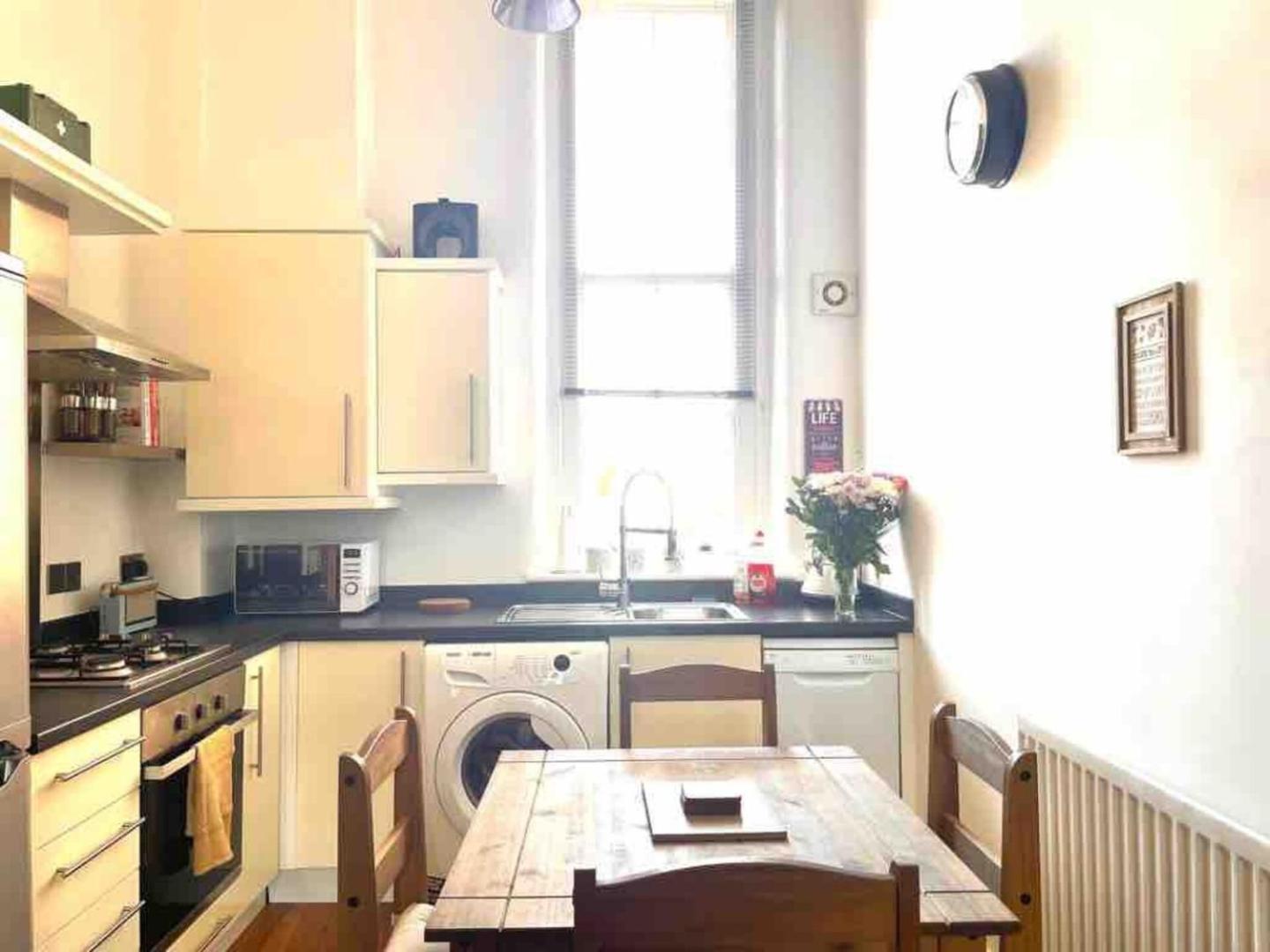 2 Bed Self Contained Apartment レクサム エクステリア 写真