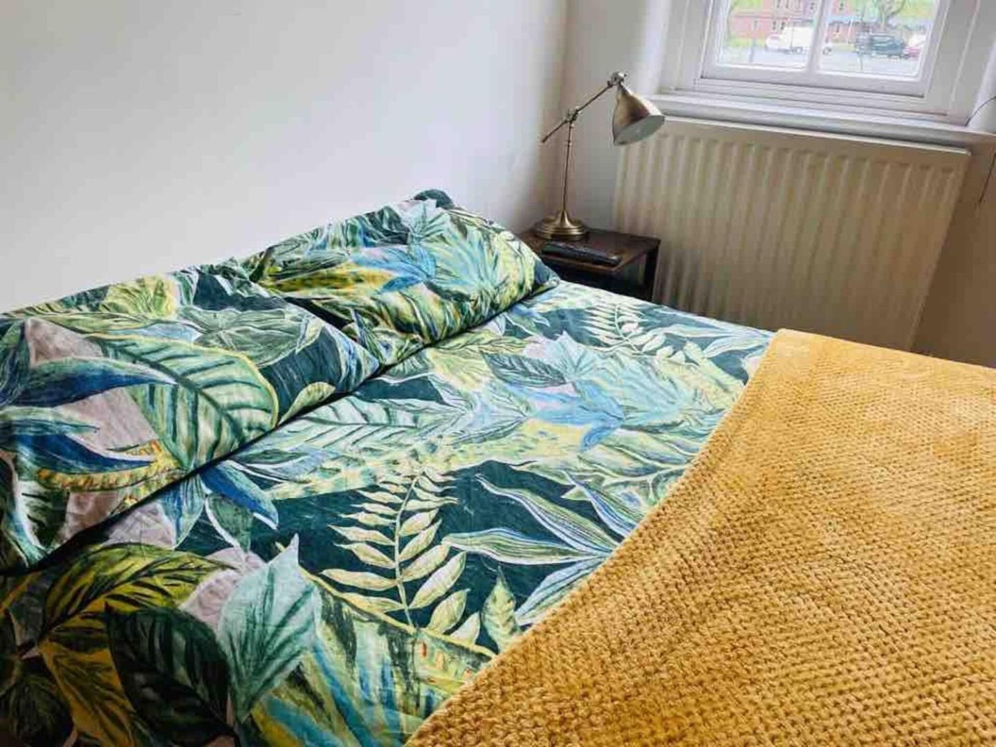 2 Bed Self Contained Apartment レクサム エクステリア 写真