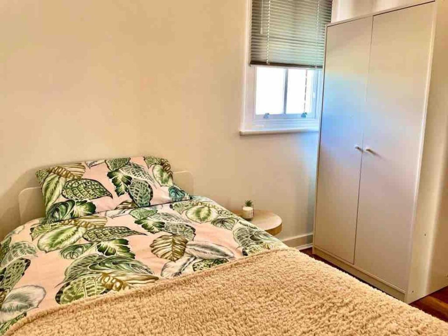 2 Bed Self Contained Apartment レクサム エクステリア 写真